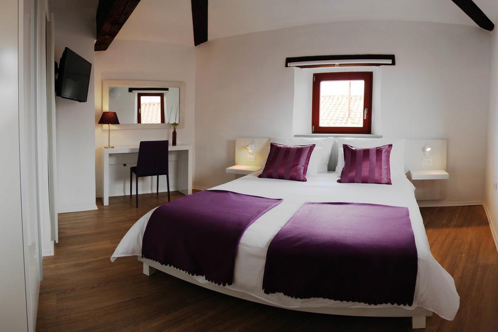 Boutique Hotel Dvor Dobrovo Bagian luar foto