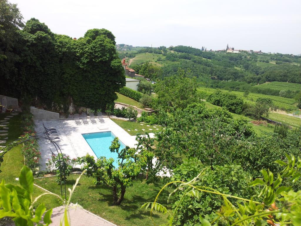 Boutique Hotel Dvor Dobrovo Bagian luar foto