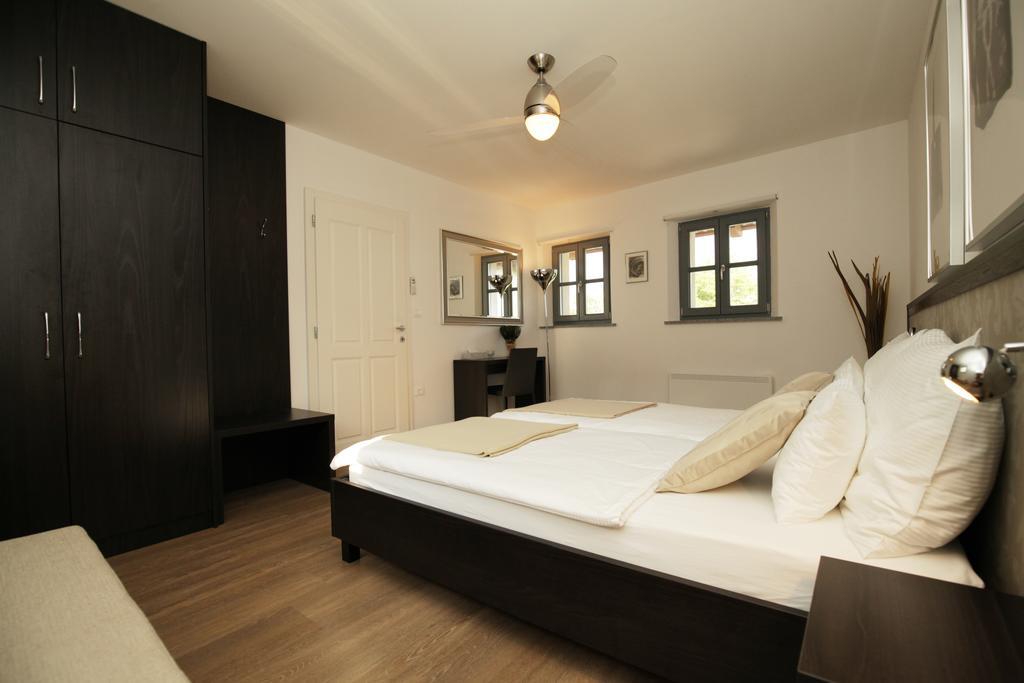 Boutique Hotel Dvor Dobrovo Bagian luar foto