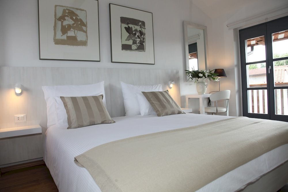 Boutique Hotel Dvor Dobrovo Bagian luar foto